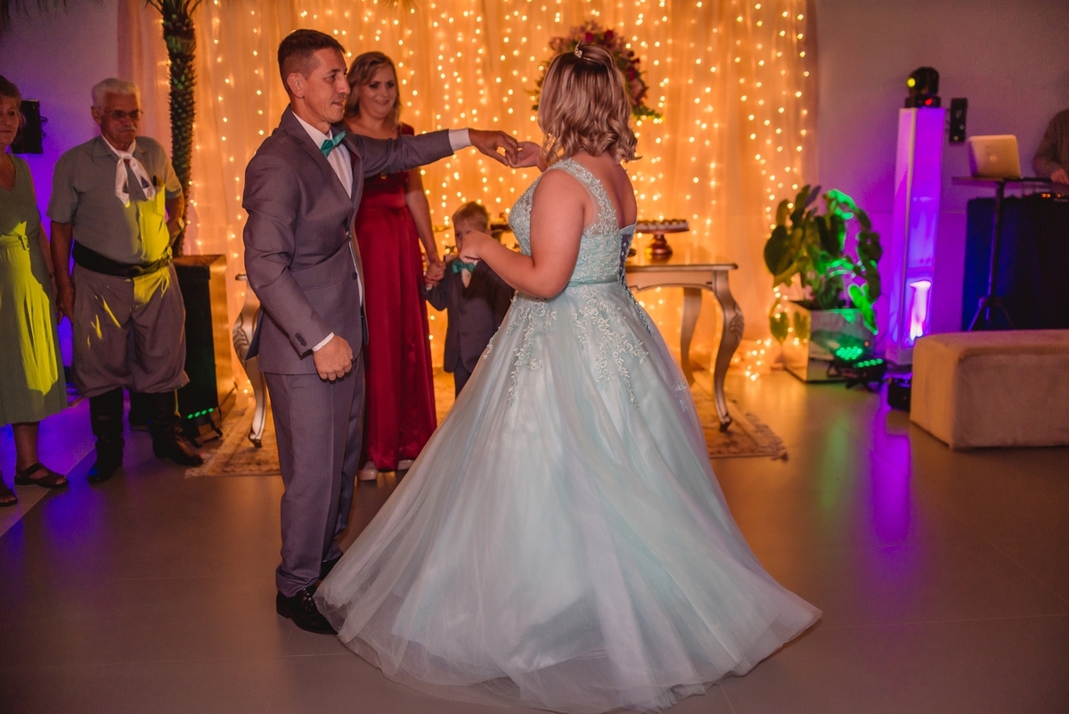 festa de 15th gabriele florencio fotografo de debutante em sao leopoldo rs festa de 15th no rio grande do sul look hair casal boeira vestido azul guitarra amigos familia make penteado debutante linda valsa com avo casa antiga festa em casa fotografia