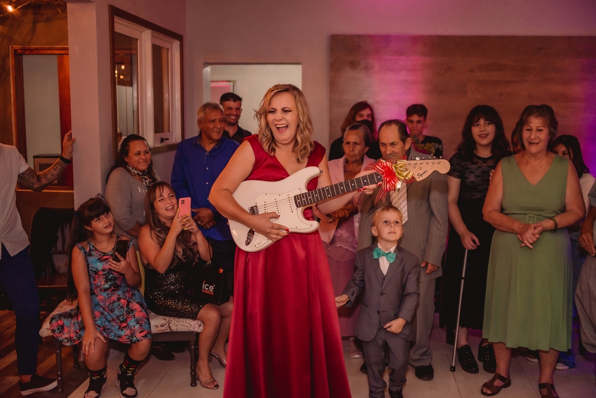 festa de 15th gabriele florencio fotografo de debutante em sao leopoldo rs festa de 15th no rio grande do sul look hair casal boeira vestido azul guitarra amigos familia make penteado debutante linda valsa com avo casa antiga festa em casa fotografia