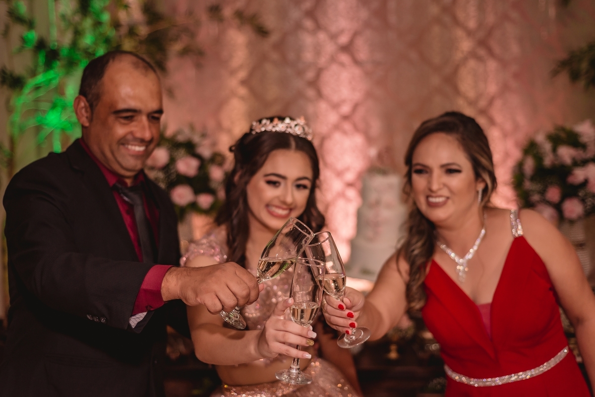 fotografo de debutante em sao leopoldo rs 16th lumaki 16anos vestido rosa festa casal boeira eduarda da rosa making off no salao de festas balada dancinha banda familia amigos debutante 16 bolo fotografia profissional em sao leo vicentina boeiras