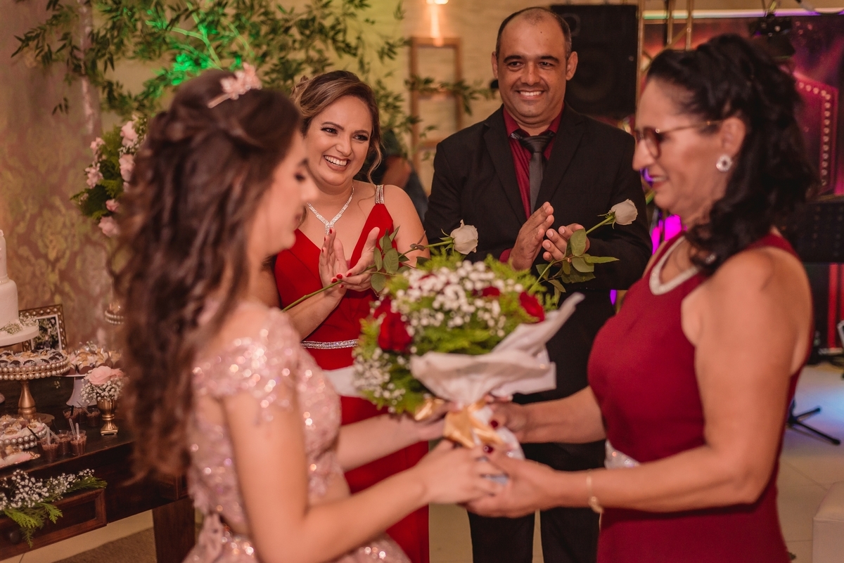 fotografo de debutante em sao leopoldo rs 16th lumaki 16anos vestido rosa festa casal boeira eduarda da rosa making off no salao de festas balada dancinha banda familia amigos debutante 16 bolo fotografia profissional em sao leo vicentina boeiras