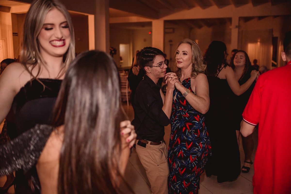 fotografo de debutante em sao leopoldo rs 16th lumaki 16anos vestido rosa festa casal boeira eduarda da rosa making off no salao de festas balada dancinha banda familia amigos debutante 16 bolo fotografia profissional em sao leo vicentina boeiras