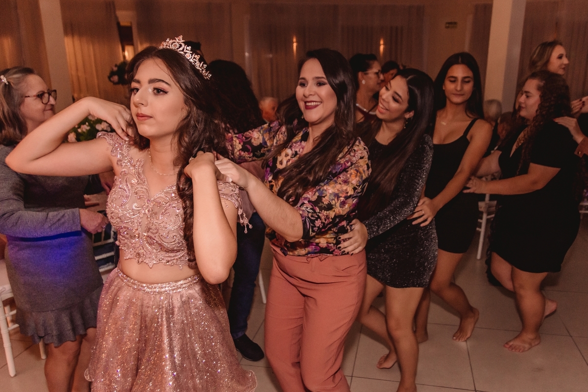 fotografo de debutante em sao leopoldo rs 16th lumaki 16anos vestido rosa festa casal boeira eduarda da rosa making off no salao de festas balada dancinha banda familia amigos debutante 16 bolo fotografia profissional em sao leo vicentina boeiras