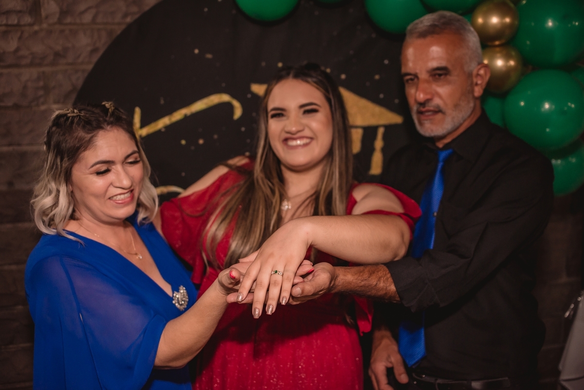 comemoracao de formatura sabrina stephany comemoracao de formatura de enfermagem em sao leopoldo rs ensaio na independencia em sao leo fotografo de formatura casal boeira