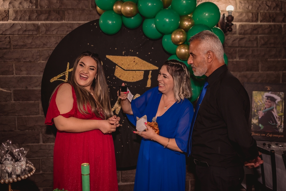 comemoracao de formatura sabrina stephany comemoracao de formatura de enfermagem em sao leopoldo rs ensaio na independencia em sao leo fotografo de formatura casal boeira