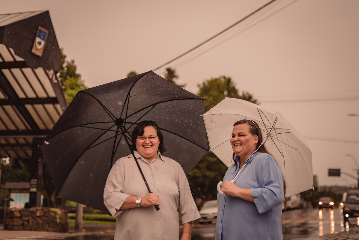 ensaio de 50th neide e nereide ensaio de 50th em nova petropolis rs fotografo de familia na serra gaucha sao leopoldo casal boeira gemeas 50 anos balao chuva guarda-chuva serra gaucha dia nublado chuvoso 
