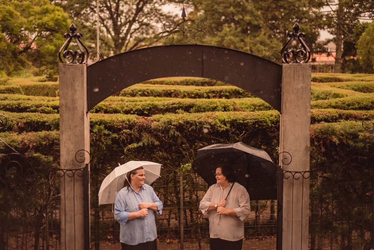 ensaio de 50th neide e nereide ensaio de 50th em nova petropolis rs fotografo de familia na serra gaucha sao leopoldo casal boeira gemeas 50 anos balao chuva guarda-chuva serra gaucha dia nublado chuvoso 