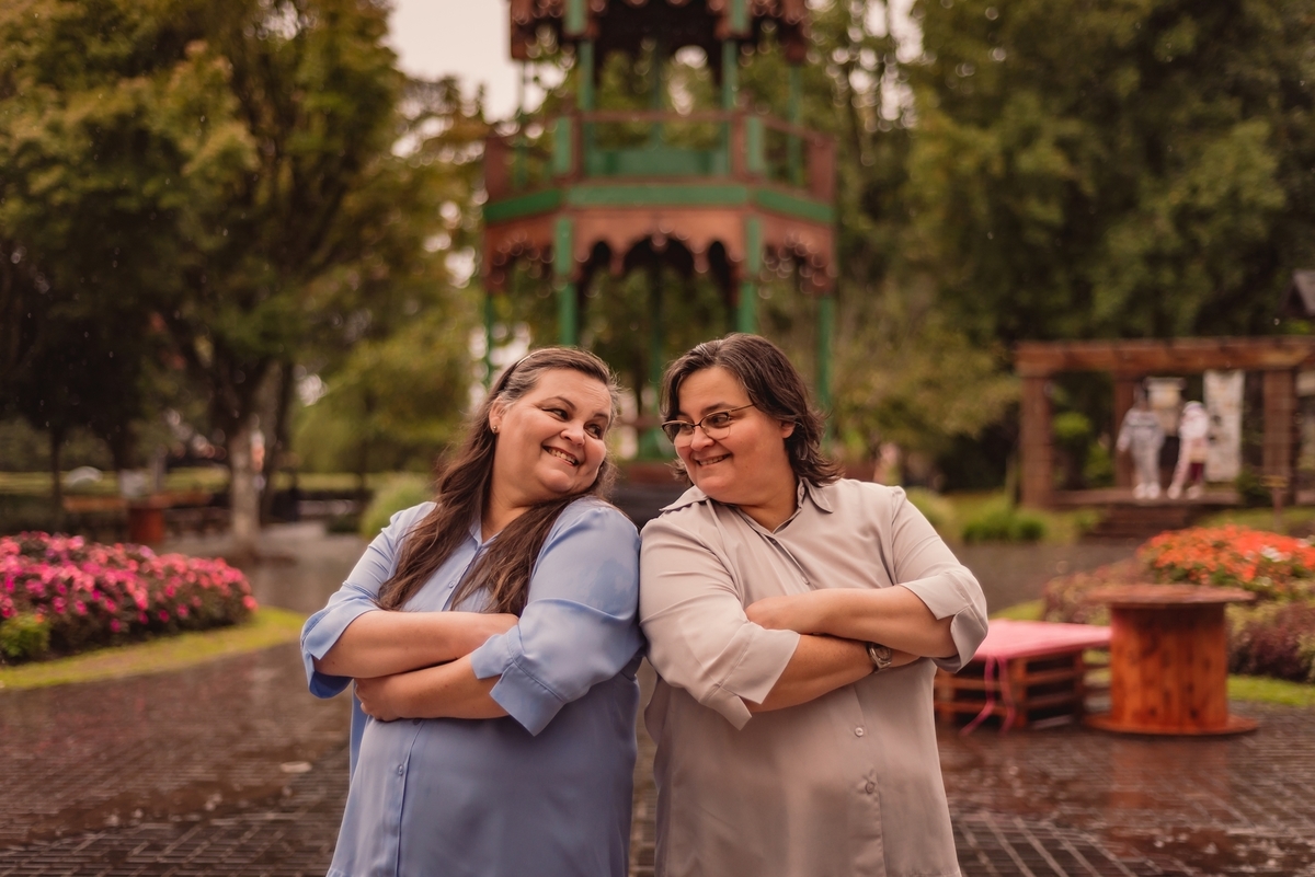 ensaio de 50th neide e nereide ensaio de 50th em nova petropolis rs fotografo de familia na serra gaucha sao leopoldo casal boeira gemeas 50 anos balao chuva guarda-chuva serra gaucha dia nublado chuvoso 