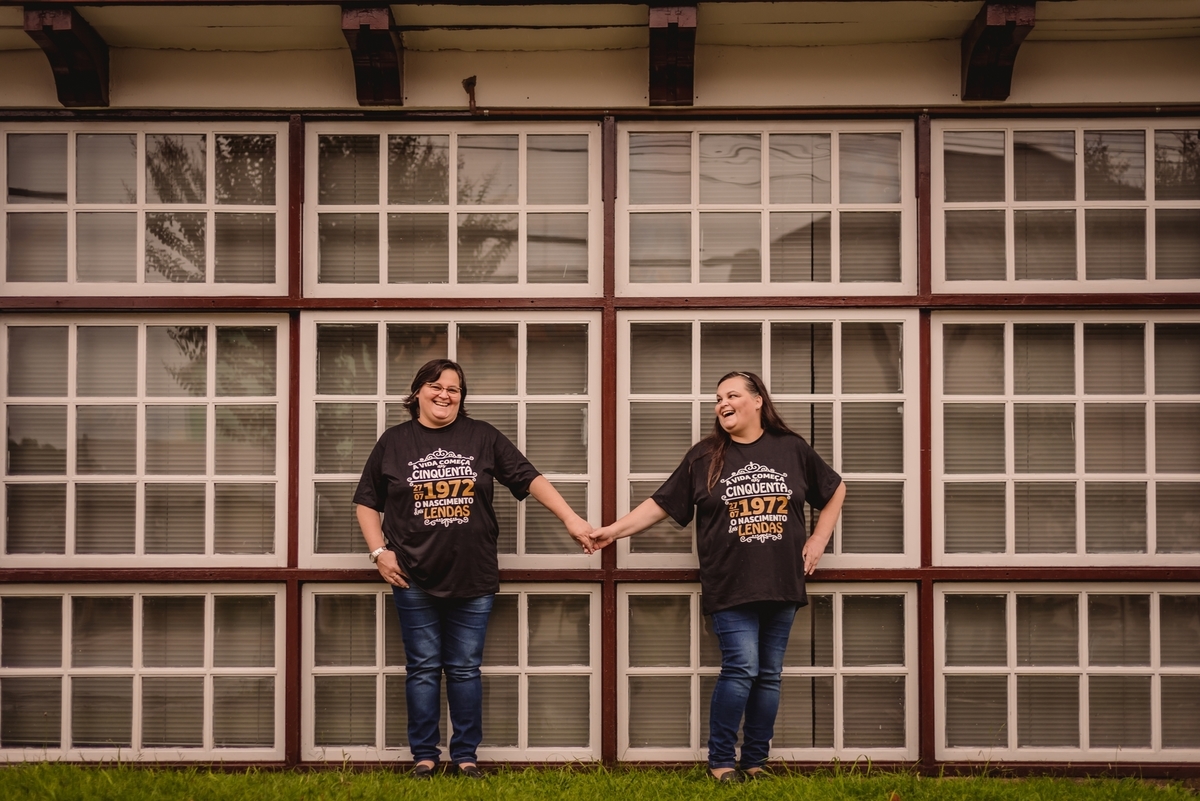 ensaio de 50th neide e nereide ensaio de 50th em nova petropolis rs fotografo de familia na serra gaucha sao leopoldo casal boeira gemeas 50 anos balao chuva guarda-chuva serra gaucha dia nublado chuvoso 