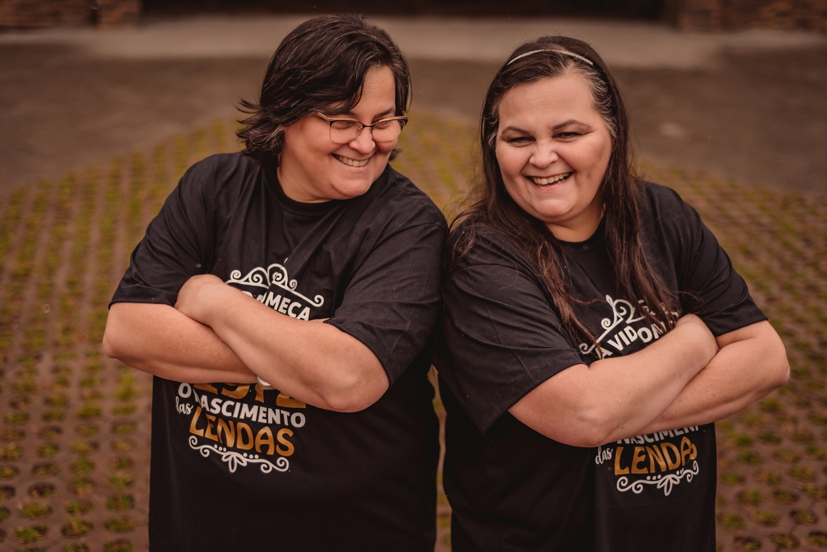 ensaio de 50th neide e nereide ensaio de 50th em nova petropolis rs fotografo de familia na serra gaucha sao leopoldo casal boeira gemeas 50 anos balao chuva guarda-chuva serra gaucha dia nublado chuvoso 