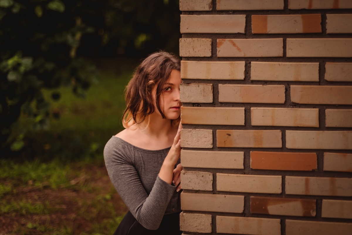 ensaio de 15th manuela mutter fotografo de debutante em sao leopoldo rs ensaio no gardem espaco portao rs dia nublado casal boeira garden centro de eventos ensaio dark ensaio com pet cachorro vestido rosa mãe arvores caminho 15 anos casal boeira