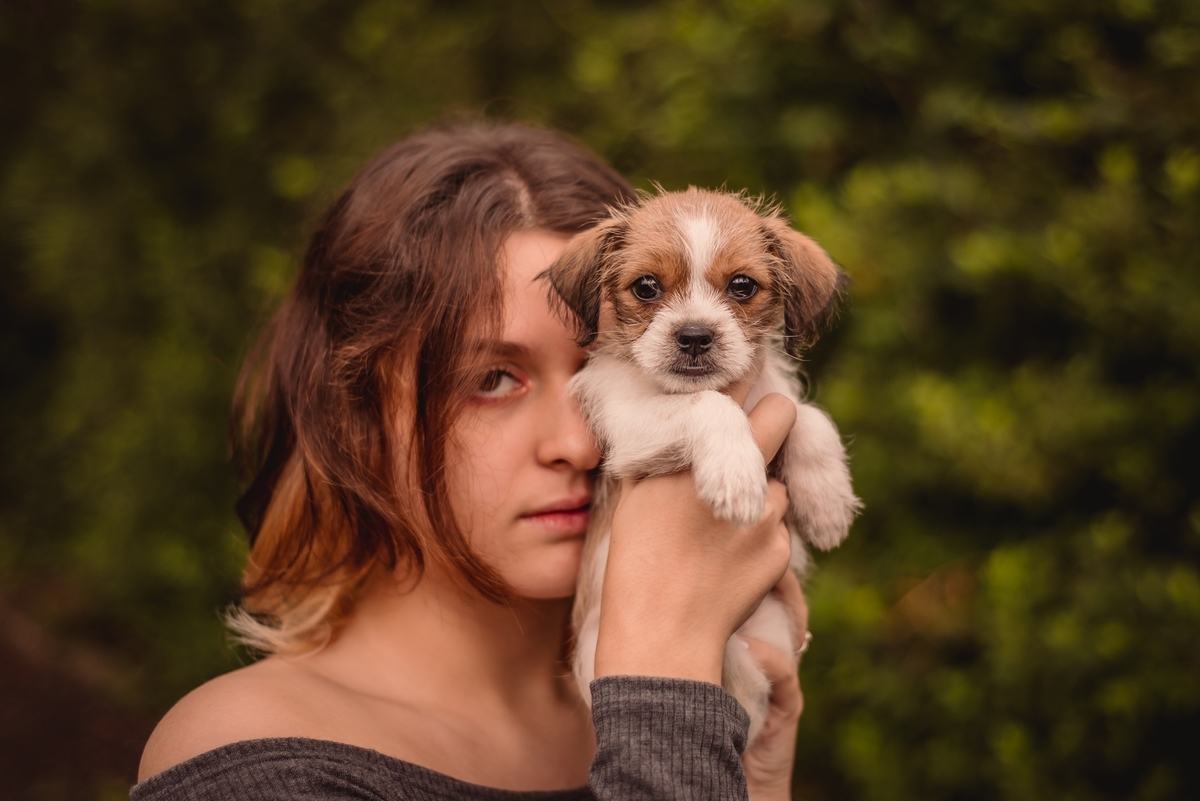 ensaio de 15th manuela mutter fotografo de debutante em sao leopoldo rs ensaio no gardem espaco portao rs dia nublado casal boeira garden centro de eventos ensaio dark ensaio com pet cachorro vestido rosa mãe arvores caminho 15 anos casal boeira