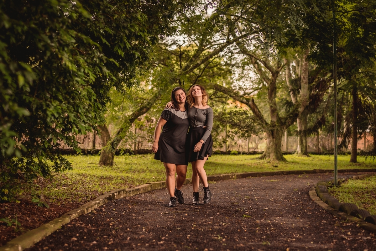 ensaio de 15th manuela mutter fotografo de debutante em sao leopoldo rs ensaio no gardem espaco portao rs dia nublado casal boeira garden centro de eventos ensaio dark ensaio com pet cachorro vestido rosa mãe arvores caminho 15 anos casal boeira