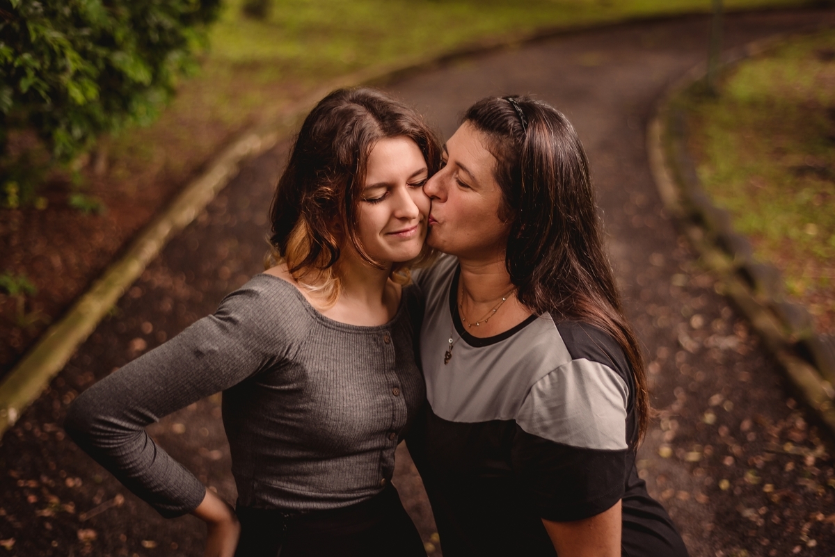 ensaio de 15th manuela mutter fotografo de debutante em sao leopoldo rs ensaio no gardem espaco portao rs dia nublado casal boeira garden centro de eventos ensaio dark ensaio com pet cachorro vestido rosa mãe arvores caminho 15 anos casal boeira