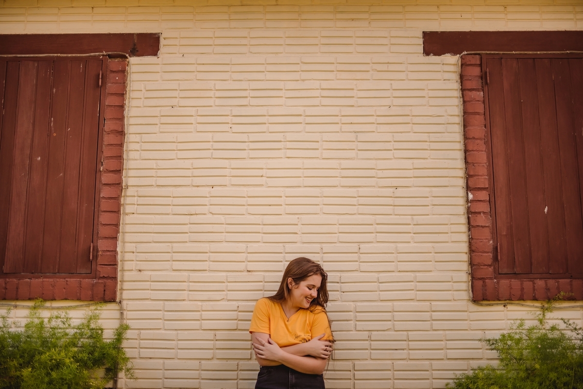 ensaio de 15th leticia cunha ensaio de debutante em ivoti rs casas eixamel fotografo de 15th em sao leopoldo casal boeira ukulele melhor amiga mãe pai livros skate violão parede de pedra palets sol douradinho gold sun 15 anos 