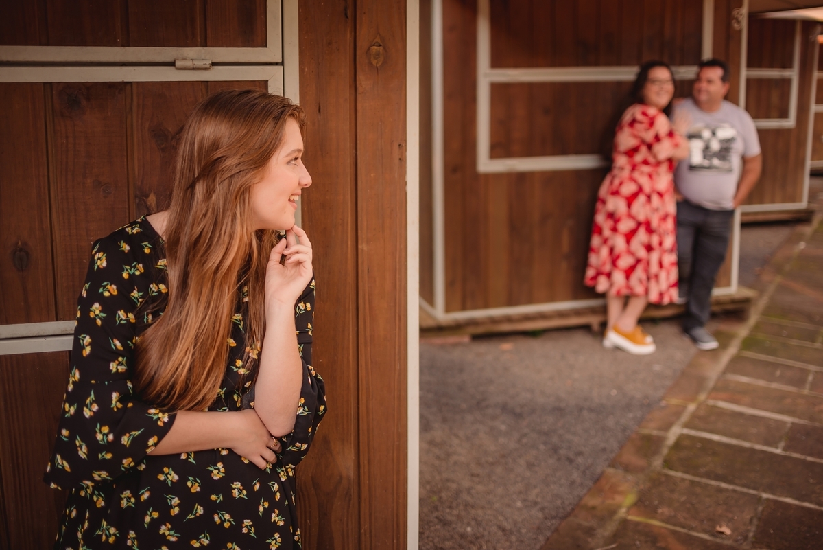 ensaio de 15th leticia cunha ensaio de debutante em ivoti rs casas eixamel fotografo de 15th em sao leopoldo casal boeira ukulele melhor amiga mãe pai livros skate violão parede de pedra palets sol douradinho gold sun 15 anos 