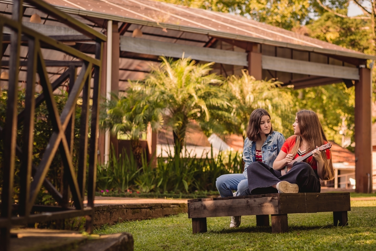 ensaio de 15th leticia cunha ensaio de debutante em ivoti rs casas eixamel fotografo de 15th em sao leopoldo casal boeira ukulele melhor amiga mãe pai livros skate violão parede de pedra palets sol douradinho gold sun 15 anos 