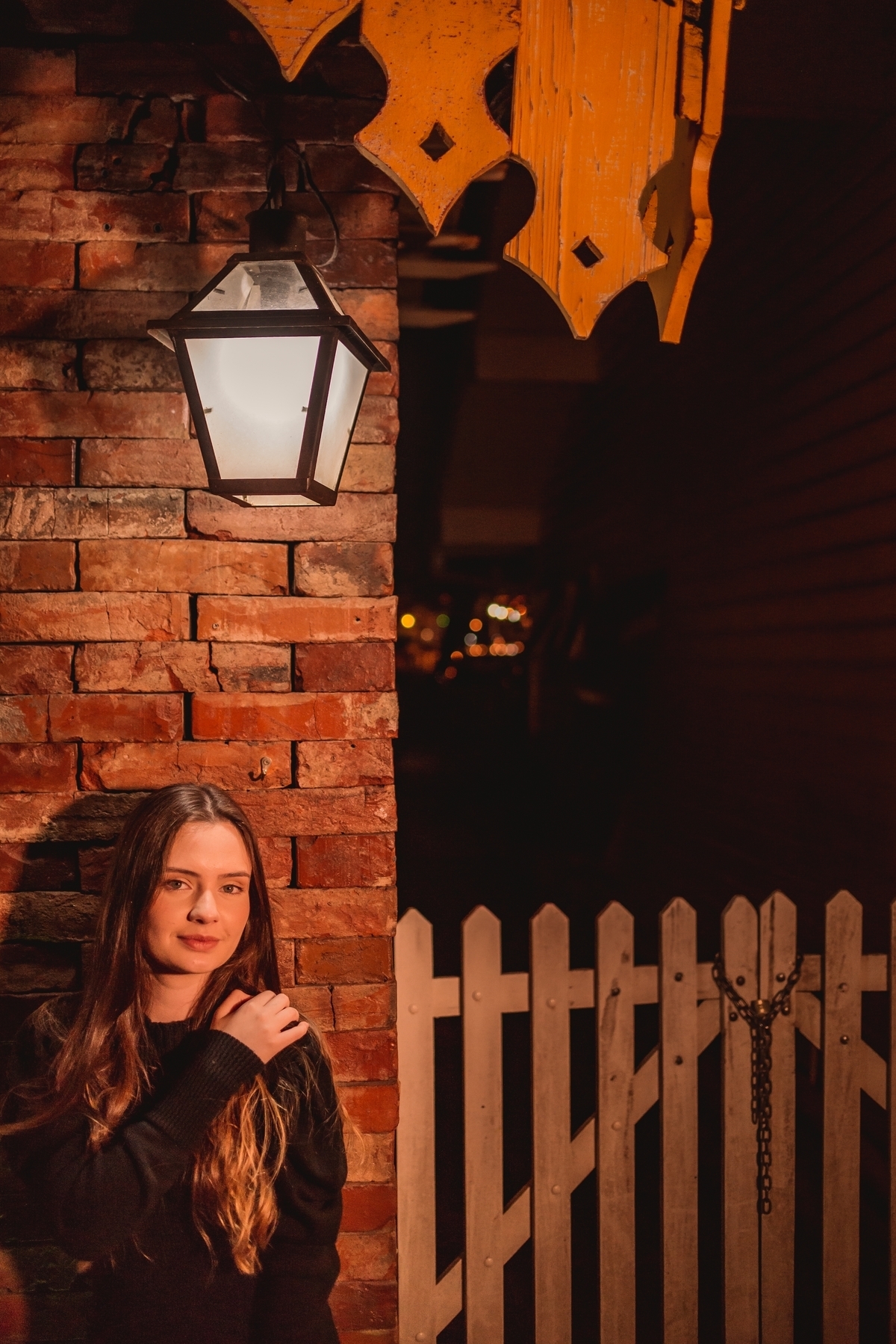 ensaio de 15th karoline fernandes fotografo de debutante em sao leopoldo rs ensaio de 15th em gramado rs serra gaucha casal boeira lago negro guarda-chuva pórtico árvores fotos urbanas na cidade turística de gramado noite ukulelê vestido azul fotosrs
