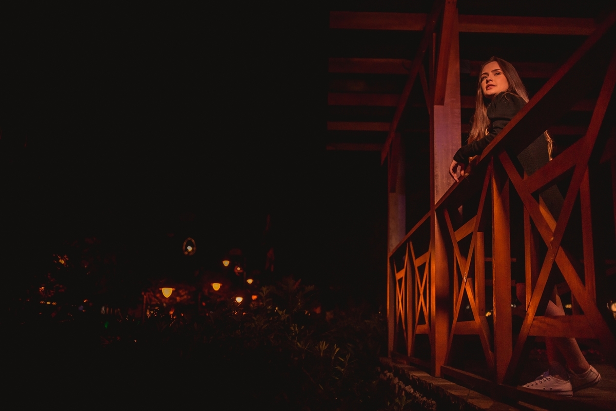 ensaio de 15th karoline fernandes fotografo de debutante em sao leopoldo rs ensaio de 15th em gramado rs serra gaucha casal boeira lago negro guarda-chuva pórtico árvores fotos urbanas na cidade turística de gramado noite ukulelê vestido azul fotosrs