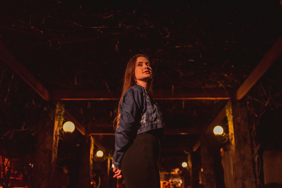 ensaio de 15th karoline fernandes fotografo de debutante em sao leopoldo rs ensaio de 15th em gramado rs serra gaucha casal boeira lago negro guarda-chuva pórtico árvores fotos urbanas na cidade turística de gramado noite ukulelê vestido azul fotosrs