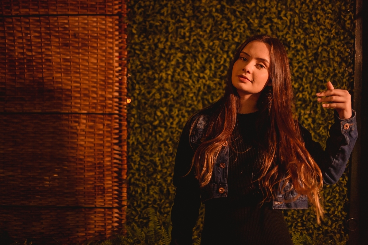 ensaio de 15th karoline fernandes fotografo de debutante em sao leopoldo rs ensaio de 15th em gramado rs serra gaucha casal boeira lago negro guarda-chuva pórtico árvores fotos urbanas na cidade turística de gramado noite ukulelê vestido azul fotosrs