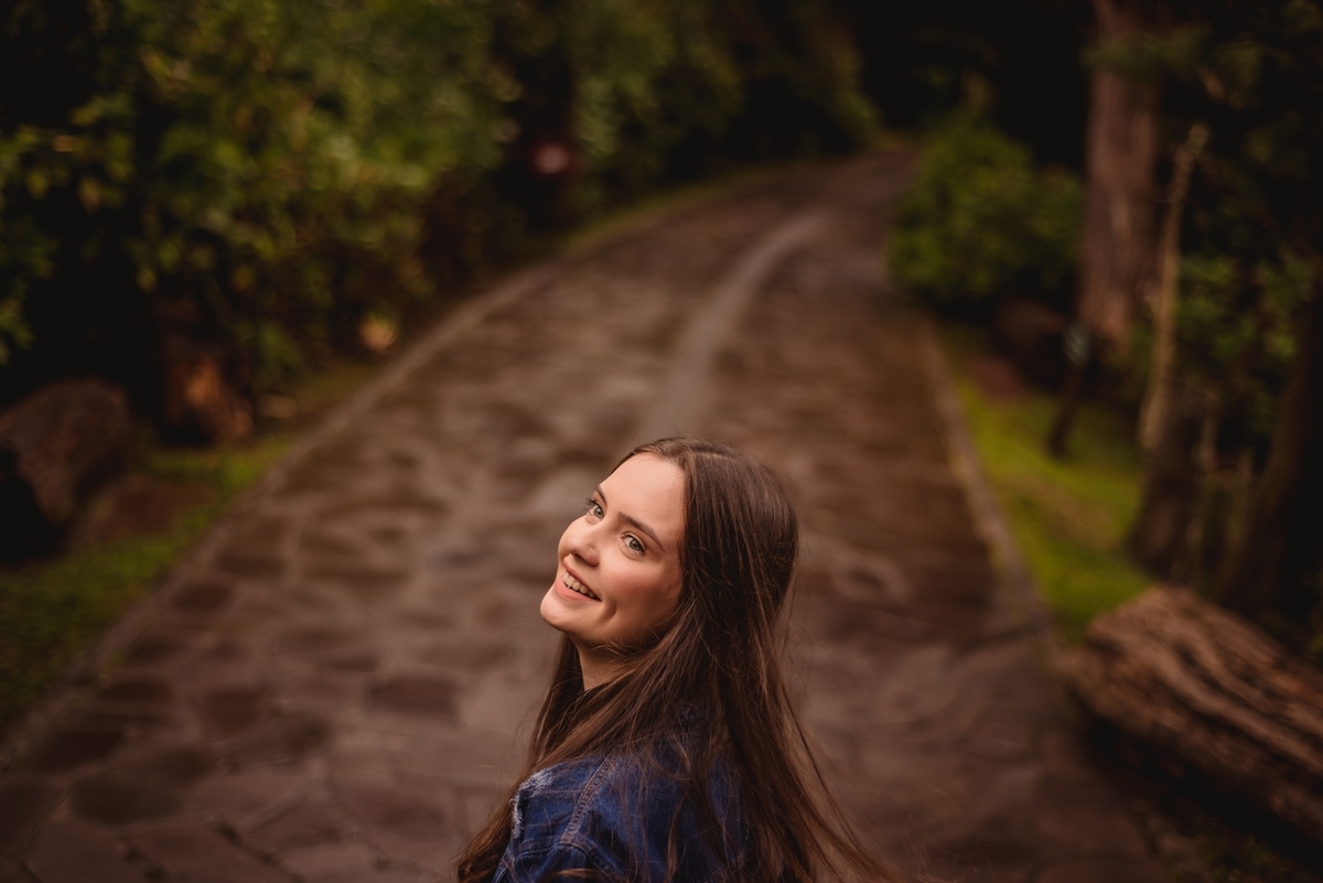 ensaio de 15th karoline fernandes fotografo de debutante em sao leopoldo rs ensaio de 15th em gramado rs serra gaucha casal boeira lago negro guarda-chuva pórtico árvores fotos urbanas na cidade turística de gramado noite ukulelê vestido azul fotosrs