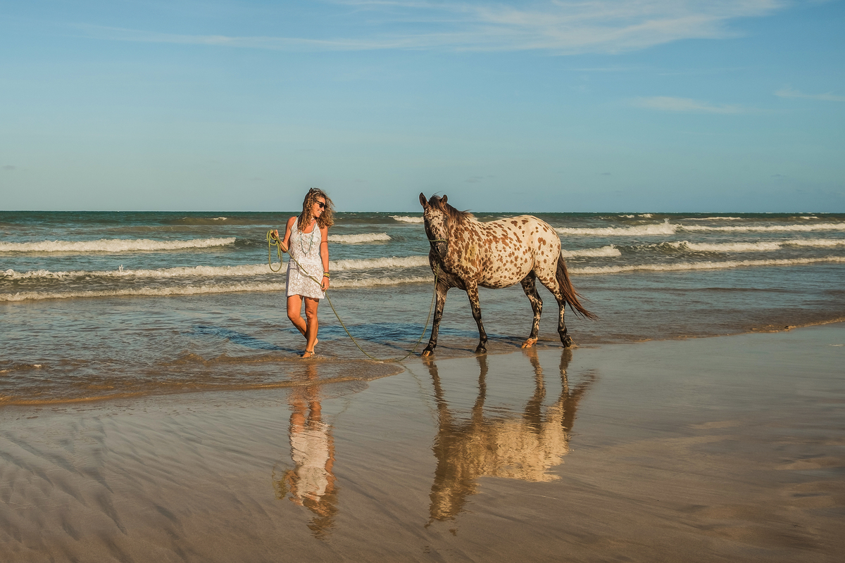 Myriam e cavalo durante ensaio feminino em Boipeba