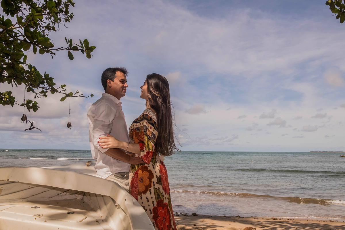 Saulo e Maene aproveitando juntos a manhã na praia durante ensaio fotográfico em Praia do Forte.