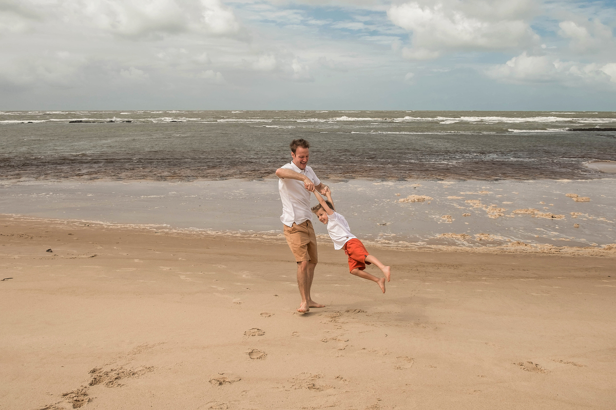 Denis com o filho de 4 anos em um momento espontâneo durante as férias em Praia do Forte.