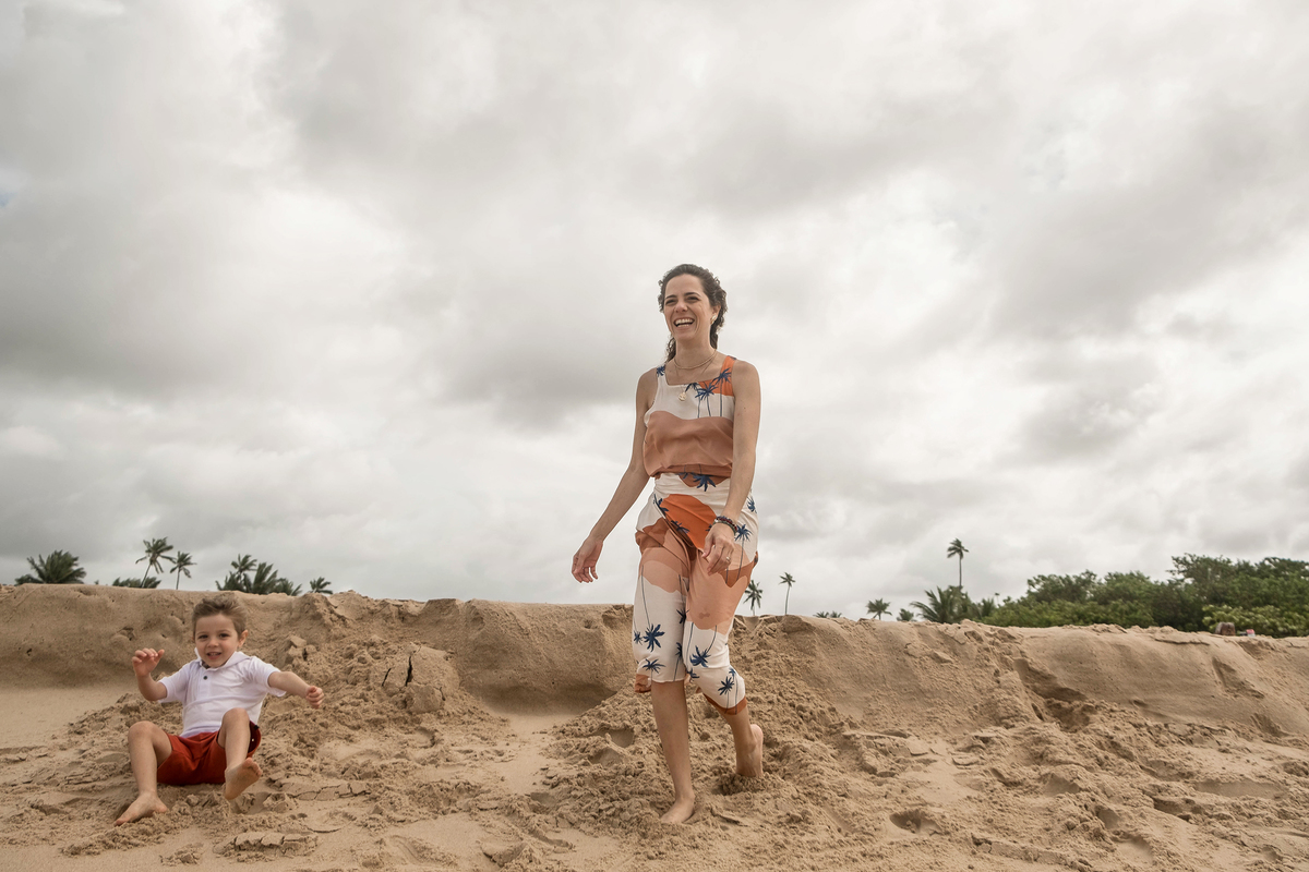 Mayara com o filho de 4 anos durante o ensaio de família na praia em Praia do Forte.