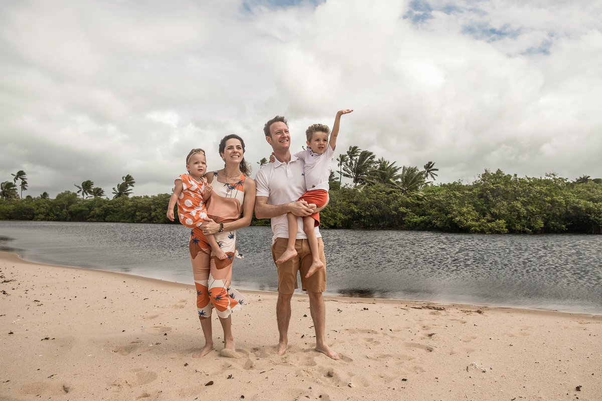 Mayara, Denis e os dois filhos durante ensaio de família na praia em Praia do Forte, Bahia.