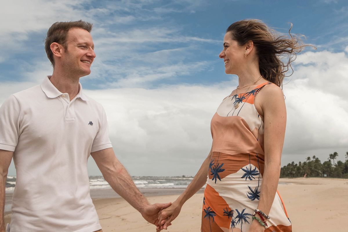 Mayara e Denis durante o ensaio de família na praia em Praia do Forte, Bahia.