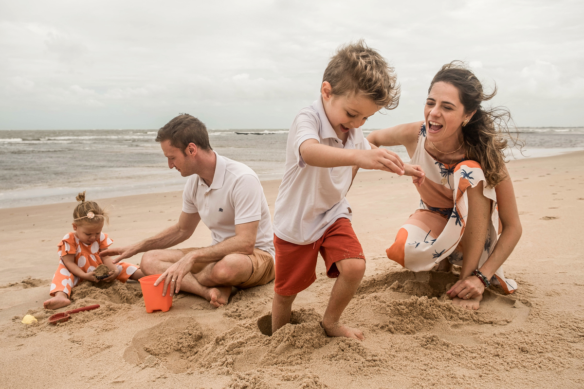 Os dois filhos de Mayara e Denis em um momento juntos durante o ensaio de família em Praia do Forte.