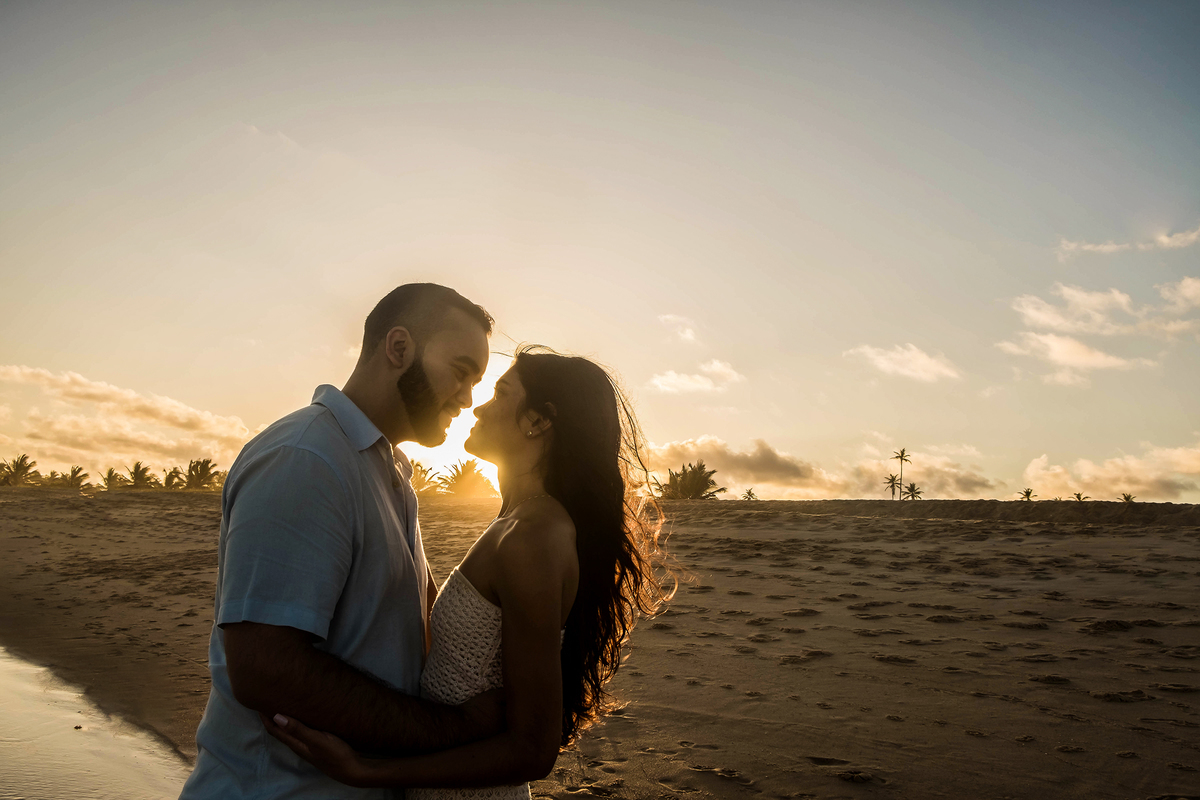 Ensaio de casal no por do sol após o pedido de casamento em Imbassaí 