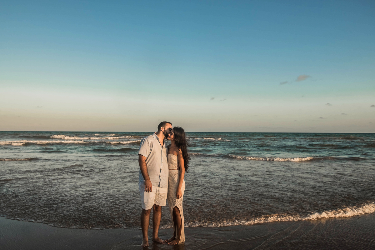 Bryan e Beatriz durante o ensaio após o pedido de casamento em Imbassaí