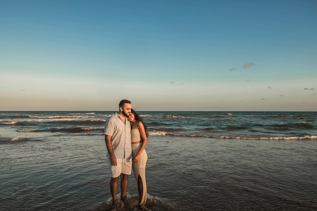 Bryan e Beatriz durante o ensaio após o pedido de casamento em Imbassaí
