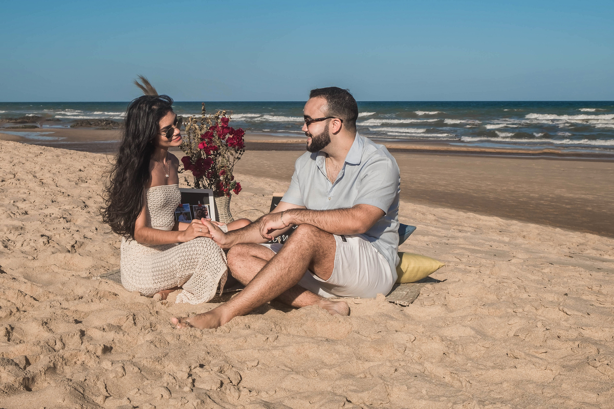 Ensaio de noivado de Bryan e Beatriz no cenário preparado em Imbassaí