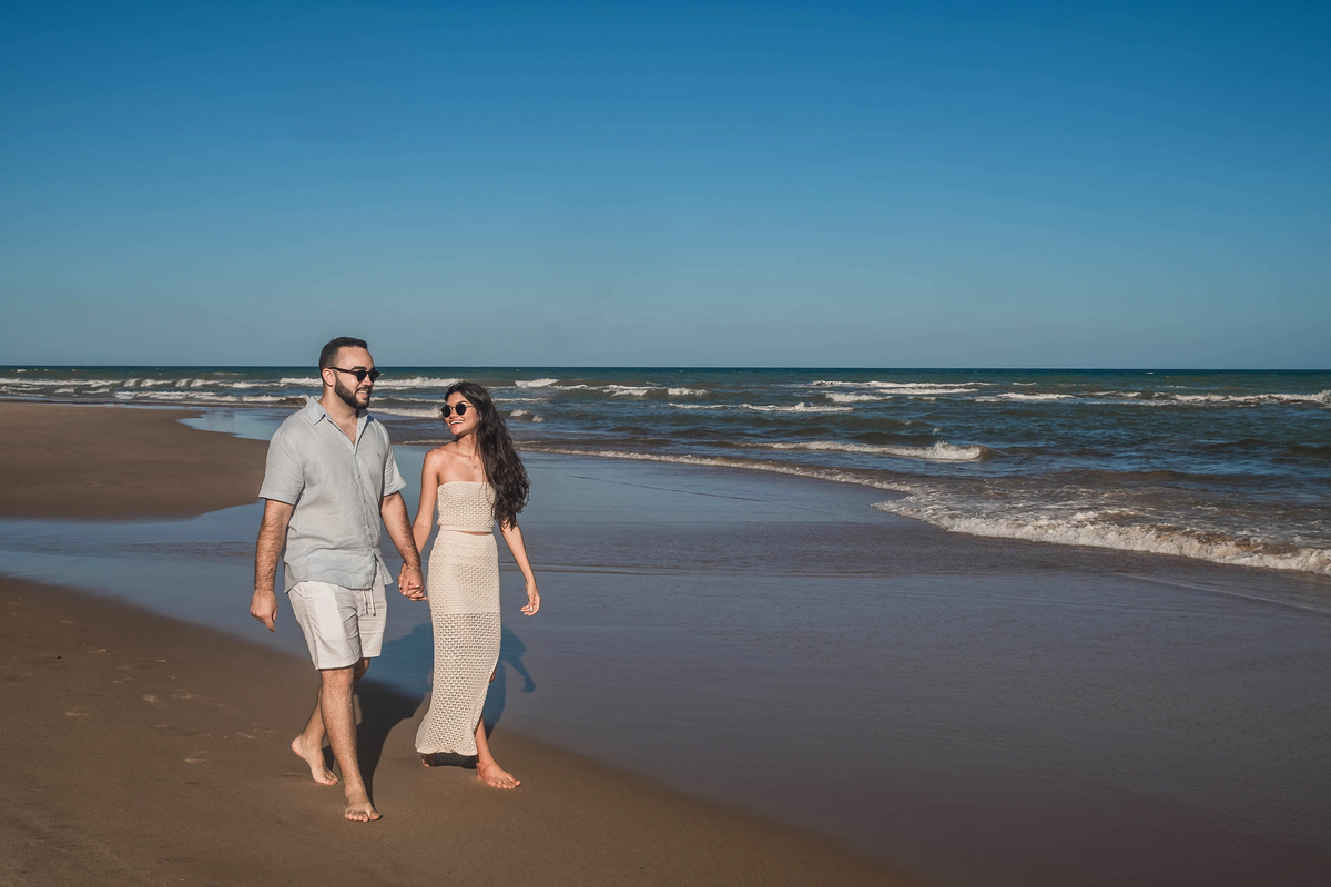 Ensaio de casal na praia de Imbassaí, entre o rio e o mar