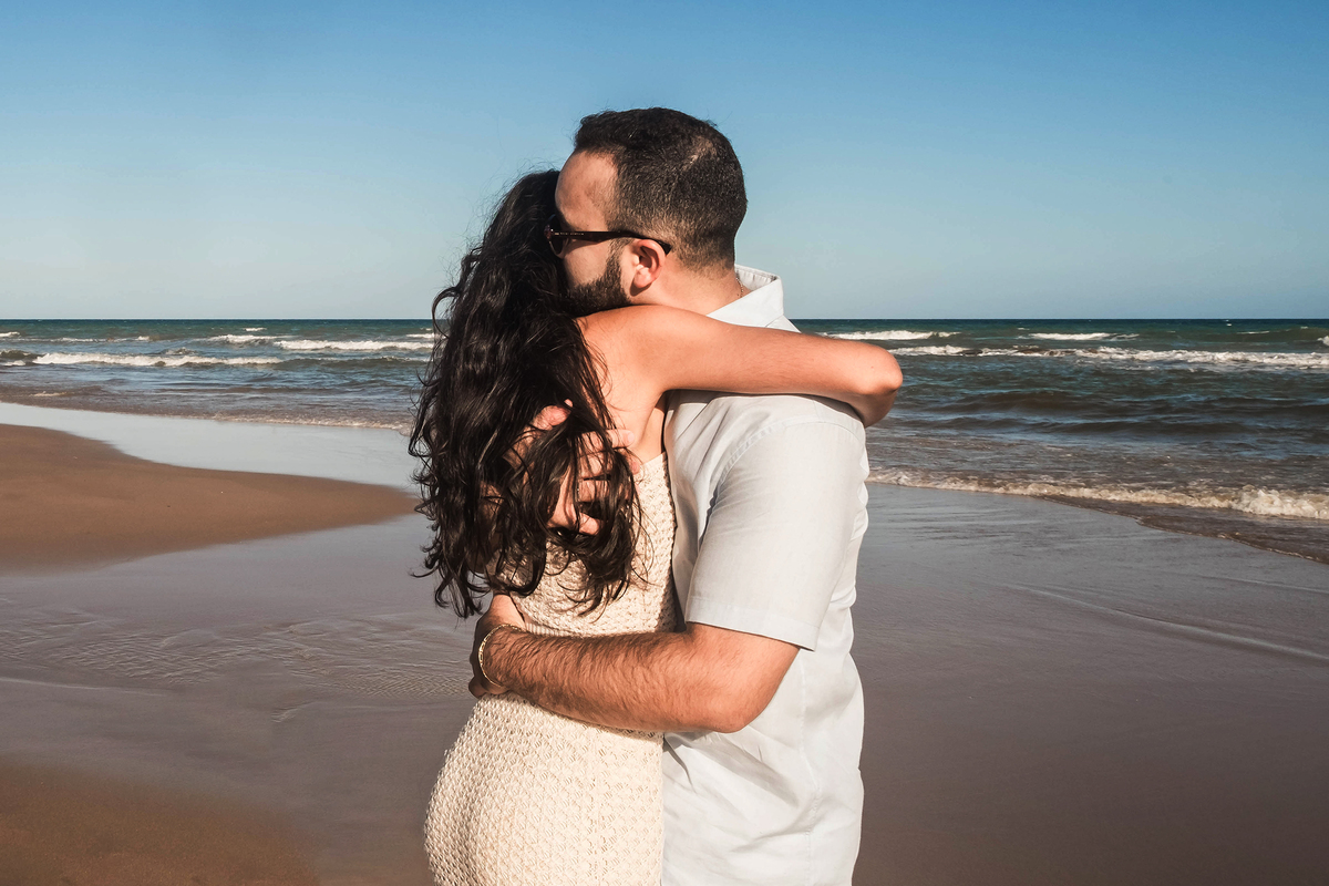 Bryan e Beatriz se abraçam após o pedido de casamento surpresa
