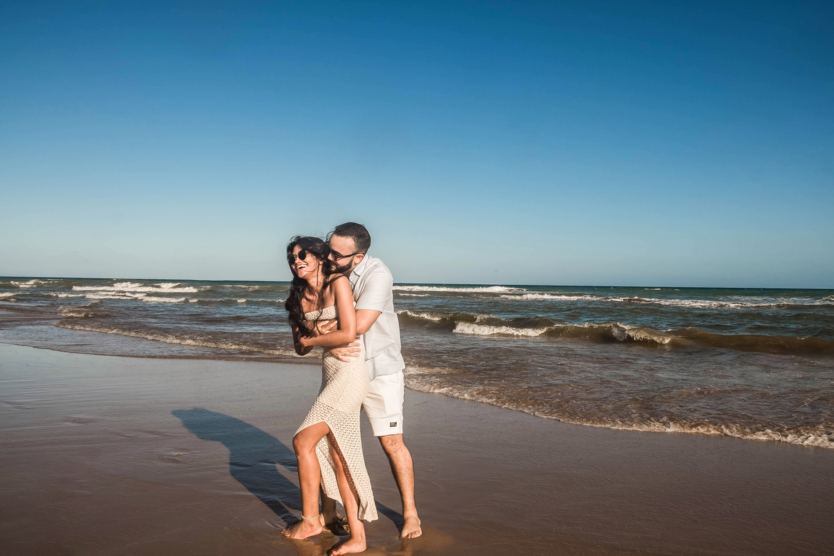 Ensaio de casal na praia de Imbassaí, entre o rio e o mar