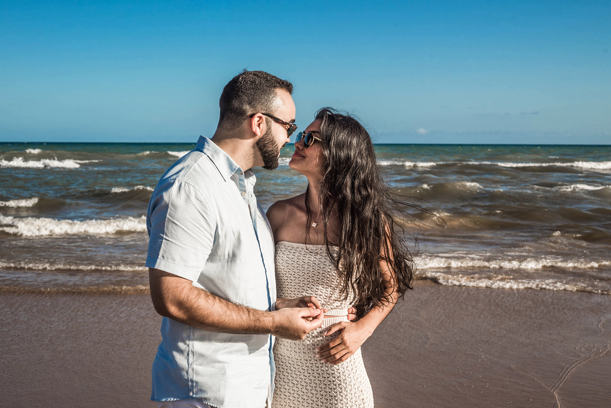Fotografia de casal em um ensaio na praia de Imbassai Bahia