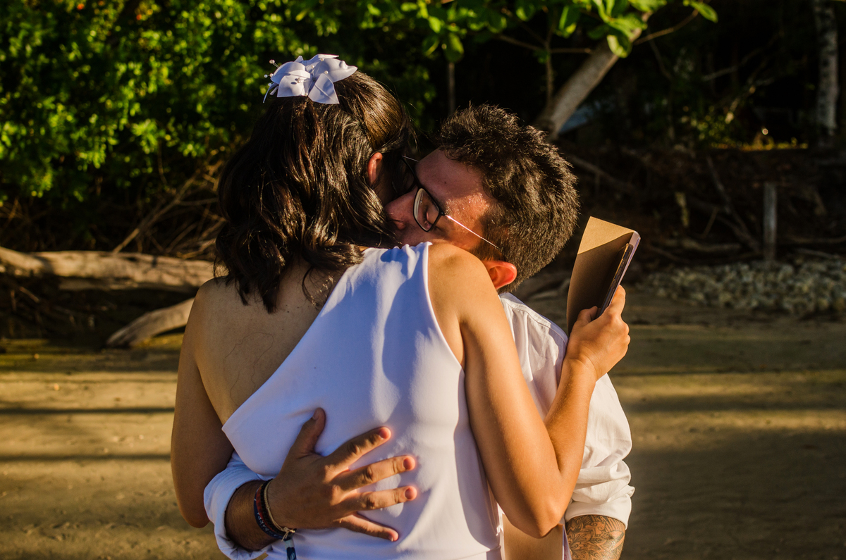 Abraço entre os noivos Mayra e Ricardo na Ilha de Boipeba Bahia 