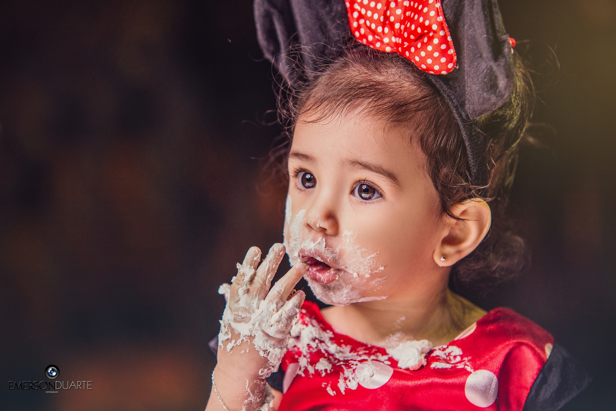 Ensaio da Isa, Smash the Cake, super linda e com as orelhas da Minnie, e Maos e boca toda lambuzada de bolo. Fotos realizadas no parque, em Jandira-SP, Fotos feitas por Emerson Duarte.