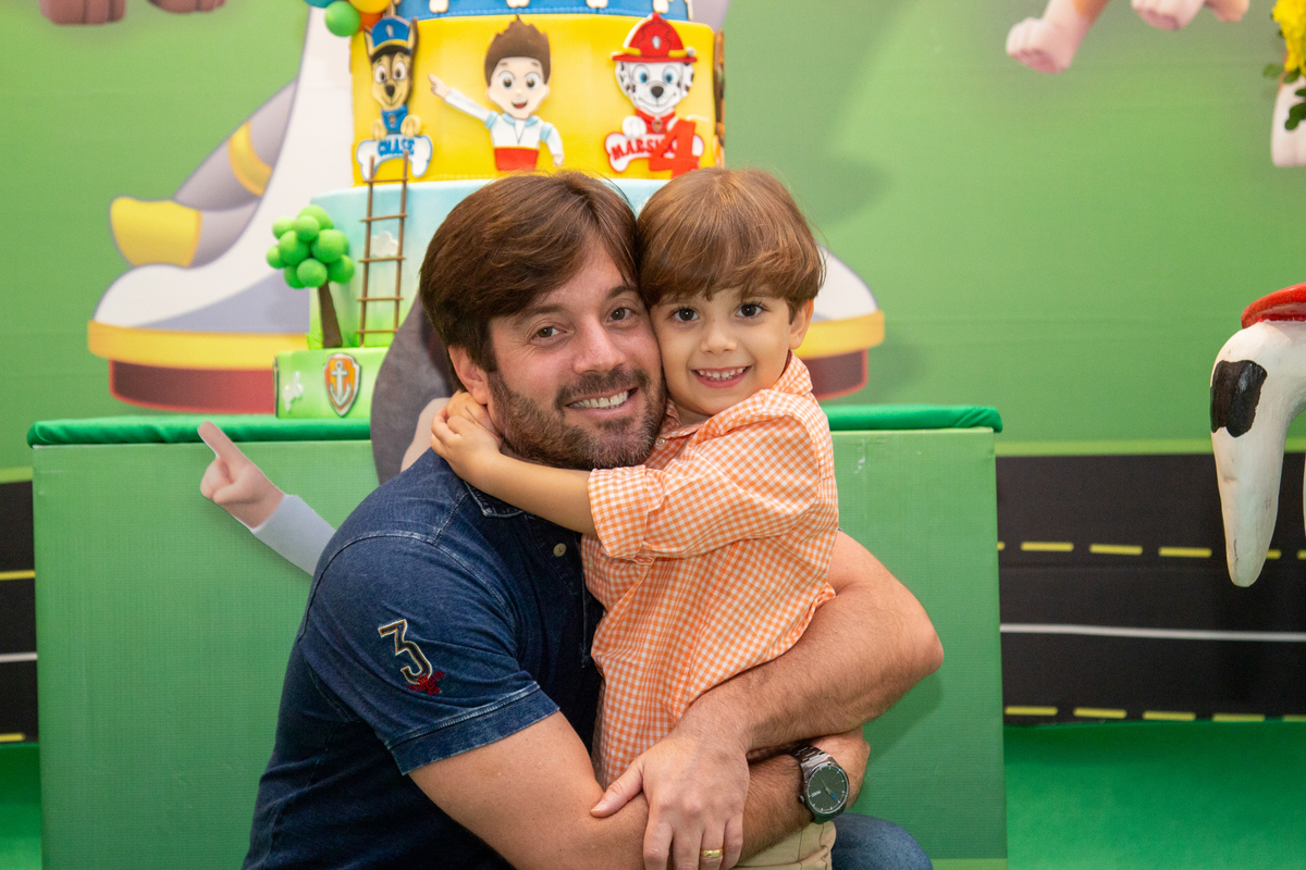 Pai e filho se abrancando  