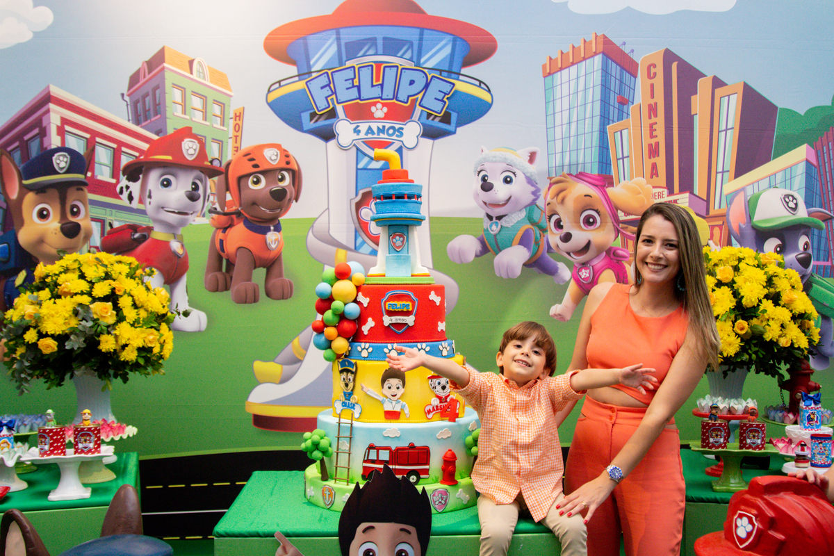 Filho posando para foto com a mamãe 