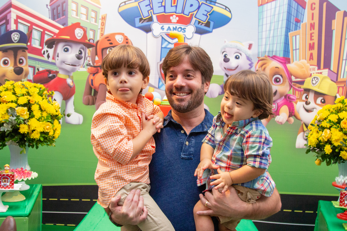 Aniversariante no Colo do papai com amigo 