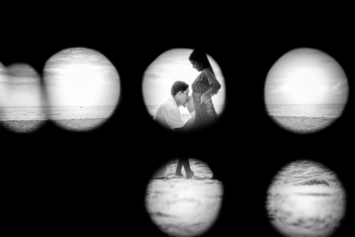 papai beijando a barriga da mamãe gestante  