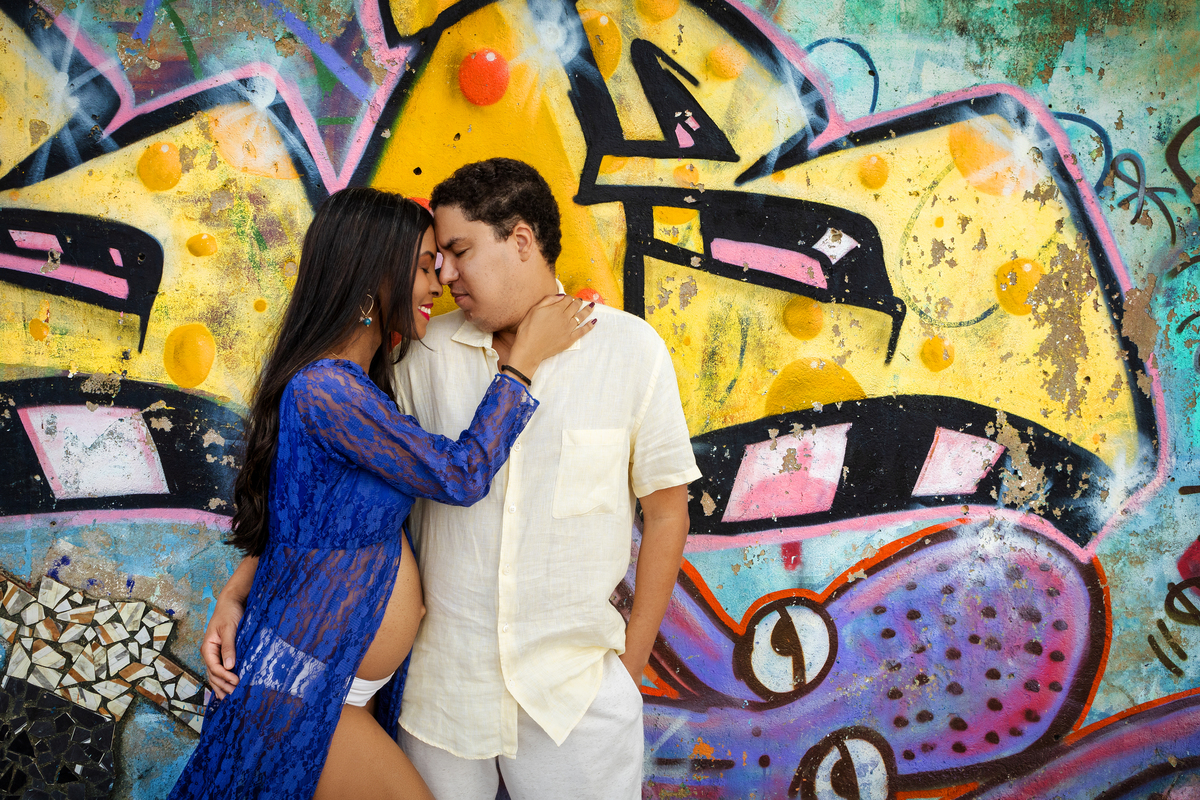 Mamãe abraçando o papai com o fundo colorido 