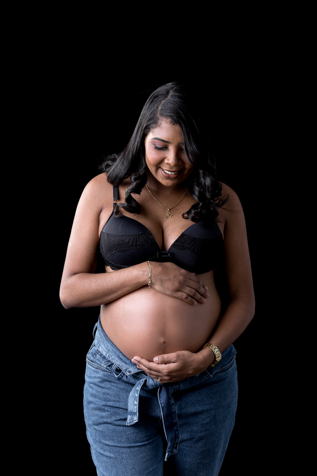 gestante abraçando a barriga
