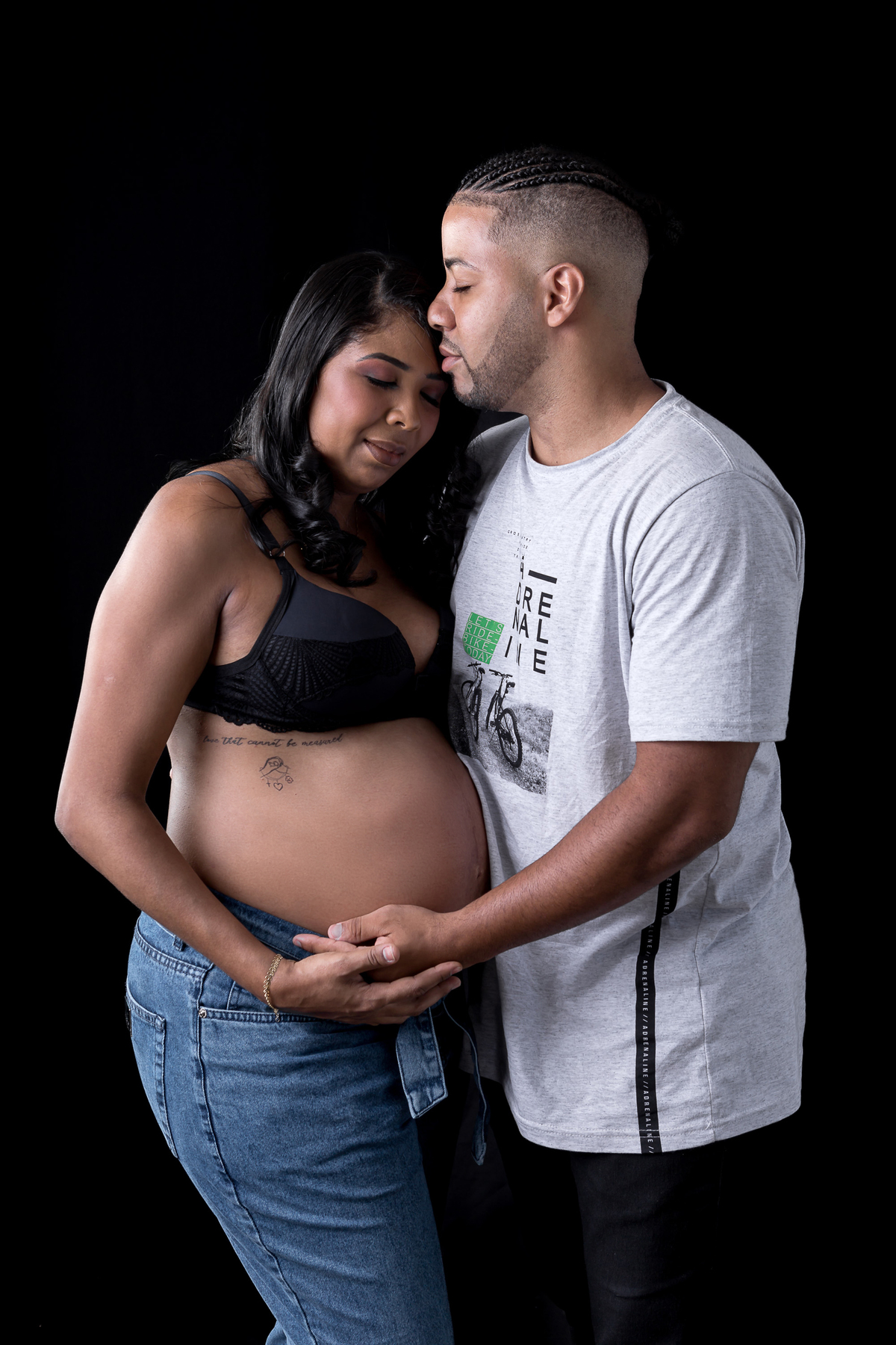 papai e mamãe com as mãos na barriga