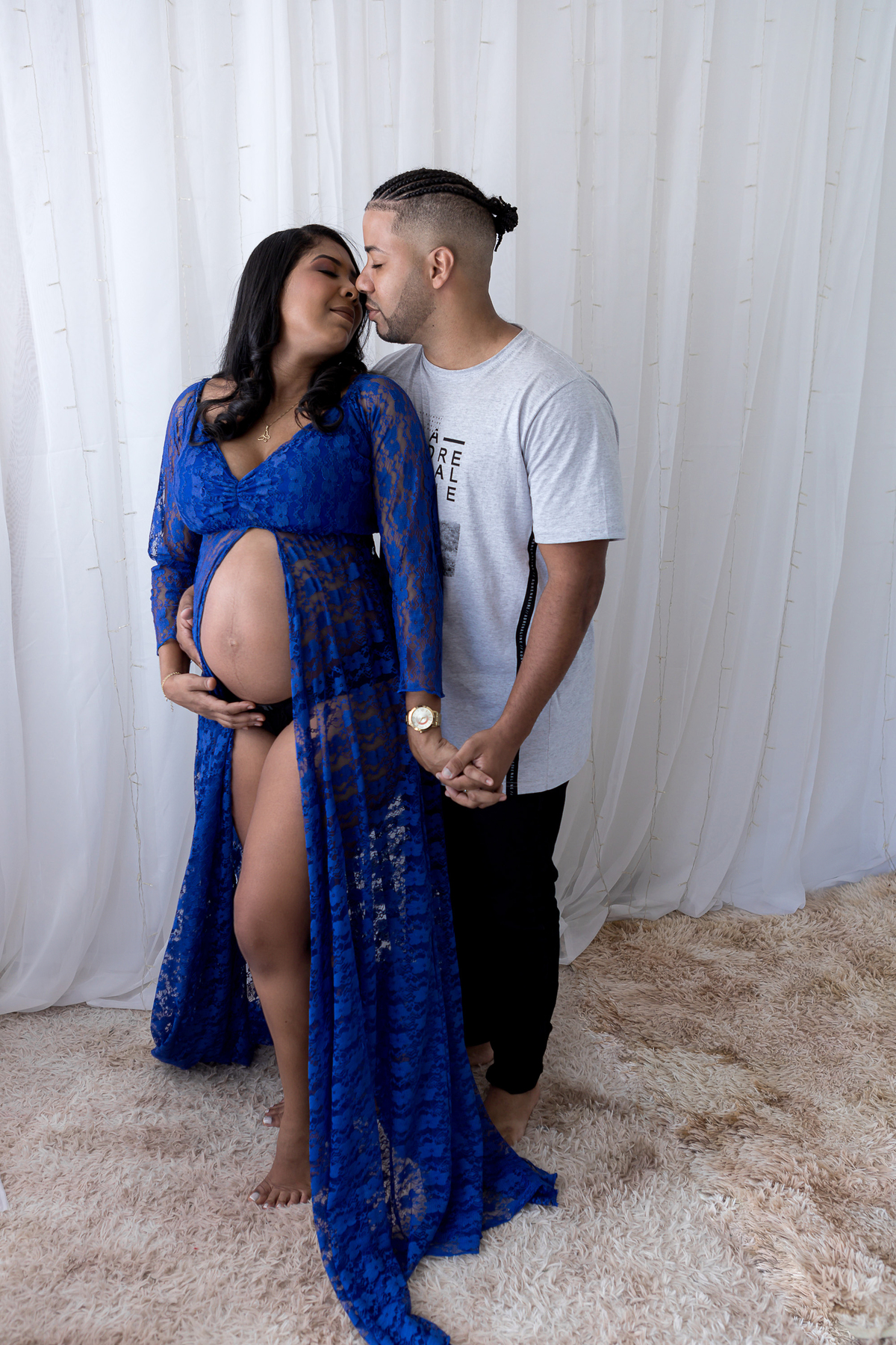 mamãe e papai segurando a barriga e de mãos dadas 